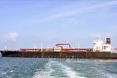 Tàu chở khí dầu mỏ hóa lỏng mang cờ Ấn Độ cập cảng ở Gujarat (Ấn Độ) sau khi di chuyển qua eo biển Hormuz. Ảnh: ANI/TTXVN