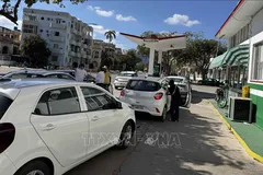 Xếp hàng chờ đến lượt đổ xăng ở một trạm nhiên liệu ở thủ đô La Habana (Cuba). Ảnh: TTXVN