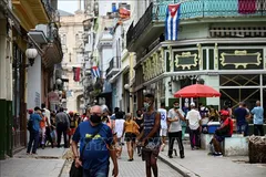 Người dân trên phố ở La Habana, Cuba. Ảnh: TTXVN