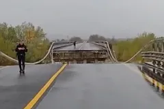 Thời tiết khắc nghiệt khiến một đoạn cầu bắc qua sông Trigno trên tuyến Quốc lộ 16 “Adriatica” đã bị sập. Ảnh: lapresse