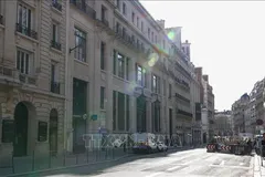 Cảnh sát được triển khai bên ngoài chi nhánh ngân hàng Bank of America tại thủ đô Paris, ngày 28-3. Ảnh: THX/TTXVN