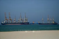 Tàu chở dầu ngoài khơi cảng nước sâu Sharjah, Các tiểu vương quốc Arab thống nhất, dọc theo eo biển Hormuz, ngày 23-3. Ảnh: inquirer.net/TTXVN