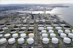 Bể chứa dầu tại nhà máy khai thác dầu ở Ichihara, tỉnh Chiba, miền đông Nhật Bản. Ảnh tư liệu: Kyodo/ TTXVN