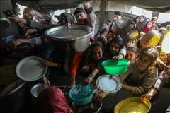 Người dân chờ được phát thực phẩm cứu trợ tại Beit Lahia, Dải Gaza. Ảnh: THX/TTXVN