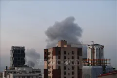 Khói bốc lên sau vụ loạt vụ nổ ở Tehran, Iran ngày 1-4. THX/TTXVN