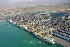 Tàu thuyền neo tại cảng ở thành phố Bandar Lengeh, tỉnh Hormozgan, Iran. Ảnh: IRNA/TTXVN