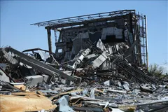 Thiệt hại sau các cuộc không kích do Mỹ - Israel tiến hành tại thủ đô Tehran, Iran ngày 3/4/2026. Ảnh: THX/TTXVN