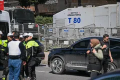 Hiện trường sau vụ nổ súng bên ngoài Lãnh sự quán Israel ở thành phố Istanbul, Thổ Nhĩ Kỳ ngày 7-4. Ảnh: THX/TTXVN