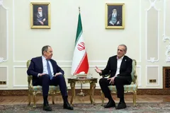 Tổng thống Masoud Pezeshkian (bên phải) và Ngoại trưởng Liên bang Nga Sergey Lavrov (bên trái) tại Tehran, Iran, ngày 25/2/2025. Ảnh: Văn phòng Tổng thống Iran