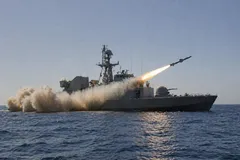 Tàu khu trục phóng tên lửa ở ngoài khơi. Ảnh minh họa.