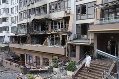 Tòa nhà bị trúng không kích ở Kiev, Ukraine. Ảnh tư liệu: THX/TTXVN