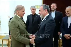 Thủ tướng Pakistan Muhammad Shehbaz Sharif (trái) trong cuộc gặp Ngoại trưởng Iran Seyed Abbas Araghchi (phải, phía trước) tại Islamabad, ngày 25-4. Ảnh: THX/TTXVN