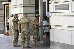 Nhân viên an ninh bên ngoài Toà án quận Columbia ở thủ đô Washington, nơi diễn ra phiên xét xử nghi phạm nổ súng tại buổi dạ tiệc do Hiệp hội Phóng viên Nhà Trắng (WHCD) tổ chức, ngày 27-4. Ảnh: THX/TTXVN