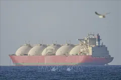 Tàu hàng di chuyển qua eo biển Hormuz khi lệnh ngừng bắn giữa Mỹ với Iran có hiệu lực trong hai tuần, ngày 8/4/2026. Ảnh: Anadolu Agency/TTXVN