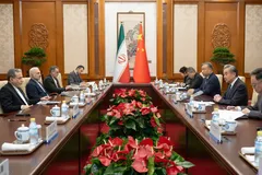 Ngoại trưởng Trung Quốc Vương Nghị trao đổi với người đồng cấp Iran Abbas Araghchi trong cuộc gặp song phương tại Bắc Kinh vào ngày 6/5. Ảnh: Xinhua