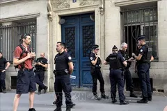 (Ảnh tư liệu) Cảnh sát đứng gác ở khu vực công cộng tại thành phố Paris. 
