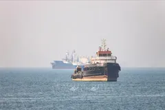 Tàu thuyền ở eo biển Hormuz, gần thành phố cảng Bandar Abbas, Iran, ngày 4/5/2026. Ảnh: West Asia News Agency/TTXVN