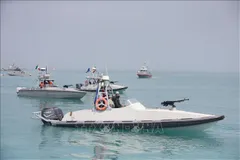 Tàu của Lực lượng Vệ binh Cách mạng Hồi giáo Iran (IRGC) tại lễ kỷ niệm Ngày Vịnh Persia quốc gia ở Vịnh Persia, gần Bushehr. Ảnh: THX/TTXVN)
