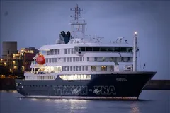 Tàu du lịch MV Hondius cập cảng Granadilla ở Tenerife thuộc quần đảo Canary, Tây Ban Nha ngày 10-5. Ảnh: AA/TTXVN