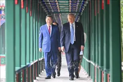 Chủ tịch Trung Quốc Tập Cận Bình và Tổng thống Mỹ Donald Trump tới thăm Trung Nam Hải, trong khuôn viên Hoàng Thành Bắc Kinh, ngày 15-5. Ảnh: THX/TTXVN