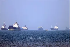 Tàu thuyền ở eo biển Hormuz, gần thành phố cảng Bandar Abbas, Iran. Ảnh: The Guardian/TTXVN