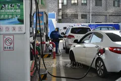 Bơm xăng cho các phương tiện tại trạm xăng ở Giang Tô, Trung Quốc. Ảnh minh họa: THX/TTXVN