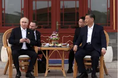 Lãnh đạo Nga - Trung cùng nhau uống trà tại khu vườn Trung Nam Hải năm 2024. Ảnh: Sputnik 