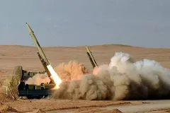 Lực lượng Vệ binh Cách mạng Hồi giáo Iran tập trận bắn tên lửa và tấn công bằng thiết bị bay không người lái. Ảnh: IRNA/TTXVN
