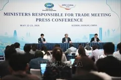 Phát biểu tại họp báo sau hội nghị, Bộ trưởng Thương mại Trung Quốc Vương Văn Đào (giữa) cho biết các bên đã trao đổi thẳng thắn, sâu rộng và mang tính xây dựng xoay quanh chủ đề “Xây dựng cộng đồng châu Á - Thái Bình Dương, thúc đẩy thịnh vượng chung”. Ảnh: Kyodo/TTXVN