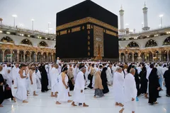 Các tín đồ Hồi giáo trong trang phục truyền thống đi vòng quanh khối đá thiêng Kaaba tại Thánh địa Mecca. Ảnh minh họa: @ChatGPT