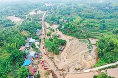Hiện trường sạt lở đất do lũ quét tại quận Vĩnh Xuyên, Trùng Khánh, Trung Quốc, ngày 25-5. Ảnh: THX/TTXVN.