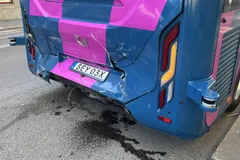 Chiếc xe buýt tự lái bị hư hại sau vụ va chạm với xe điện ở Gothenburg, Thụy Điển. Ảnh: Elvira Jansson qua sverigesradio.se/turkiyetoday.com