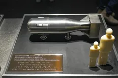 Mô hình thu nhỏ quả bom nguyên tử Little Boy từng được thả xuống thành phố Hiroshima ngày 6/8/1945. Ảnh: TTXVN