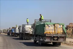 Xe tải chở hàng viện trợ di chuyển tại Deir al-Balah, miền Trung Dải Gaza ngày 16-10. Ảnh: THX/TTXVN