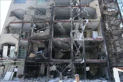 Tòa nhà bị phá hủy sau một cuộc không kích tại Tehran, Iran. Ảnh: THX/TTXVN