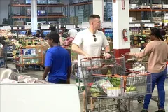 Người tiêu dùng mua sắm tại một siêu thị ở Mỹ. Ảnh: TTXVN