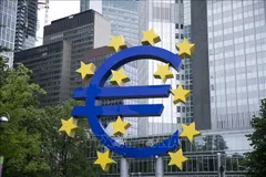 Biểu tượng đồng euro tại Frankfurt, Đức. Ảnh: THX/TTXVN