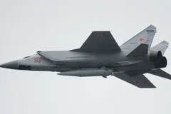 Một máy bay phản lực MiG-31 của Nga mang theo tên lửa siêu vượt âm Kinzhal. Ảnh: Sputnik