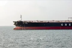 Tàu chở dầu thô cập cảng ở Mundra, Ấn Độ sau khi băng qua eo biển Hormuz, ngày 18-3. Ảnh: ANI/TTXVN