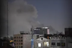 Khói bốc lên sau cuộc không kích của lực lượng Mỹ - Israel xuống thủ đô Tehran, Iran ngày 1/3/2026. Ảnh: THX/TTXVN.