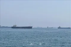Tàu thương mại chờ đi qua eo biển Hormuz, gần thị trấn Khasab, miền Bắc Oman. Ảnh: THX/TTXVN