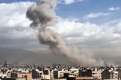 Khói bốc lên sau vụ không kích của lực lượng Mỹ-Israel nhằm vào thủ đô Tehran, Iran ngày 28-2. Ảnh: ANI/TTXVN