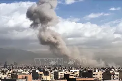 Khói bốc lên sau vụ không kích của lực lượng Mỹ-Israel nhằm vào thủ đô Tehran, Iran ngày 28-2. Ảnh: ANI/TTXVN