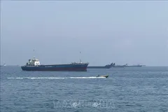 Tàu thương mại chờ đi qua eo biển Hormuz. Ảnh: THX/TTXVN phát