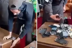 Điện thoại thông minh bị lực lượng Taliban phá hủy sau khi lệnh hạn chế sử dụng thiết bị này được ban hành. Ảnh cắt từ video: The Guardian