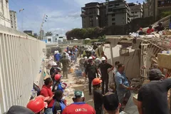 Các lực lượng cứu hộ Venezuela tìm kiếm những người mất tích và mắc kẹt dưới đống đổ nát. Ảnh: TTXVN