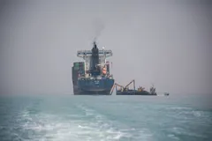 Một tàu container bị mắc cạn được giải cứu khi đang trong hành trình di chuyển qua eo biển Hormuz, ngày 18-6. Ảnh: Anadolu Agency/TTXVN