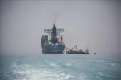 Một tàu container bị mắc cạn được giải cứu khi đang trong hành trình di chuyển qua eo biển Hormuz, ngày 18/6/2026. Ảnh: Anadolu Agency/TTXVN