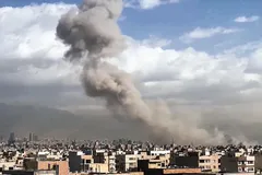 Khói bốc lên sau vụ không kích của lực lượng Mỹ-Israel nhằm vào thủ đô Tehran, Iran. Ảnh: ANI/TTXVN