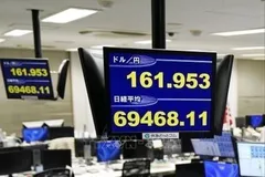 Bảng điện tử hiển thị tỷ giá đồng yen Nhật và đồng USD tại Tokyo ngày 29/6/2026. Ảnh: Kyodo/TTXVN